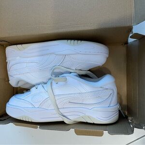 SIZE 6.5. WHITE PUMA SHOES 👟NWT 180 CLUB 48